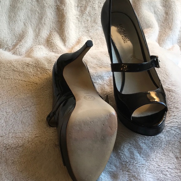 Maryjane style opened-toe patent leather platform stiletto. - Picture 4 of 4
